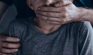 تم القبض على بائع خضار بتهمة التعدي جنسيًا على طفل