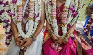 شاهد .. عريس يضع إكليل الزهور على صديقة العروس بدلاً منها .. وهذا ما حدث