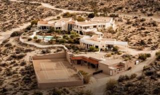 شاهد .. حفيدة غوتشيو غوتشي تعرض مجمعها السكني الفاخر في وسط الصحراء للإيجار