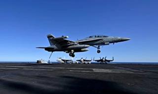 سقوط مقاتلة أمريكية " F18" من على حاملة طائرات في البحر الأحمر