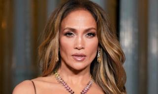 شاهد .. جينيفر لوبيز تستعرض رشاقة جسمها المذهلة بلوك رياضي ضيق