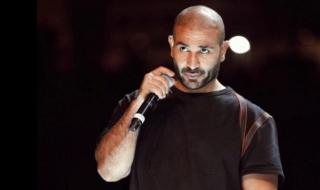 شاهد .. أحمد سعد يحتفل بحصوله على دمية "لابوبو"