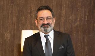 شاهد .. جورج خباز يسترجع ذكريات العمر بصور نادرة وكلمات مؤثرة