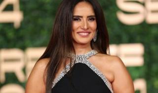 شاهد .. زينة عروس بفستان الزفاف.. فما القصة؟