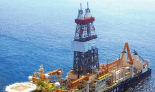 ما حدث كان أشبه بالمعجزة.. كميات هائلة من النفط والغاز تظهر في هذه الدولة العربية الفقيرة وتفتح لشعبها أبواب الثراء الفاحش