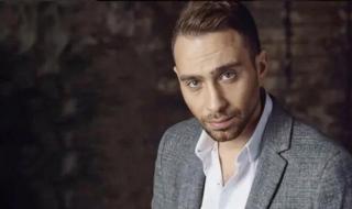 شاهد .. رغم الإصابة والألم.. حسام حبيب يحيي حفله بعكاز وجبيرة - بالفيديو