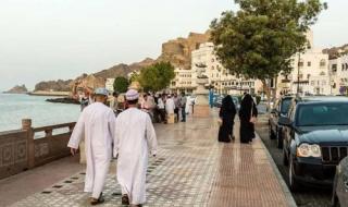 بينها مهنة توصيل الطعام.. قرار جديد من وزارة العمل العمانية يحظر عمل الوافدين في 6 مهن