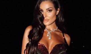شاهد .. نادين نسيب نجيم من إيبيزا.. ومايوه أخضر يلفت الأنظار