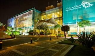 السعودية تبدء من اليوم تطبيق عقوبة 2000 ريال على مرافق الضيافة التي تتعامل مع السائح بهذه الطريقة