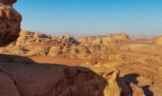 مطلات تبوك الصحراوية تمنح السياحة الشتوية بالسعودية بُعدًا من الجمال