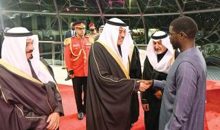 ولي العهد على رأس مستقبلي رئيس السنغال لدى وصوله إلى البلاد