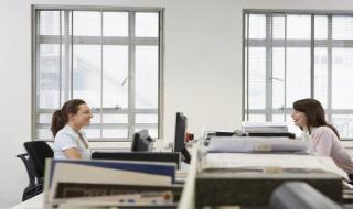 الجلوس الطويل يزيد خطر دوالي الساقين.. طرق بسيطة للوقاية