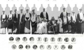 صورة الملك عبدالعزيز مع أبنائه في قصر المربّع – وثيقة تاريخية