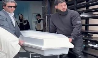 شاهد .. في أستراليا.. تشييع جثمان يحيى نجل الفنان الراحل شكري سرحان وسط أجواء حزينة