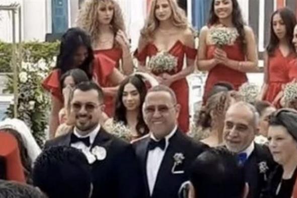 أشرف عبد الباقي بيغني لبنته في حفل زفافها – شاهد