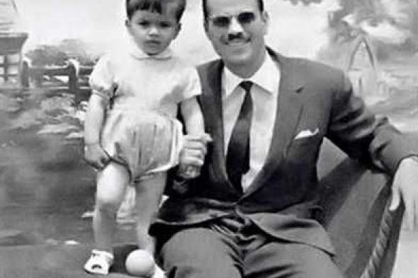 صور نادرة لعمرو دياب مع والده وهو طفل – شاهد