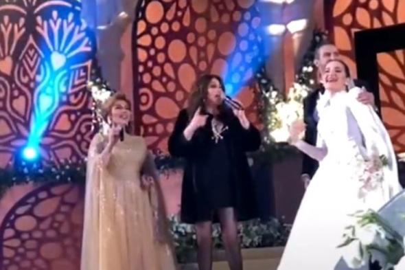 اليسا تغازل زوج اصاله نصري في حفل زفاف ابنتها:” أيوة يافايق”