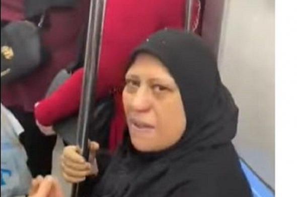 القبض على سيدة المترو بتهمة التعدي على فتاتين غير محجبتين (فيديو)