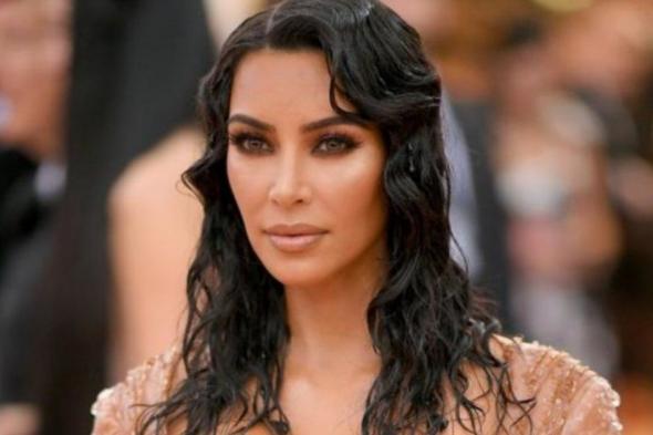 شاهد .. كيم كارداشيان تظهر بدون مكياج والإختلاف الكبير بمظهرها لا يصدق!