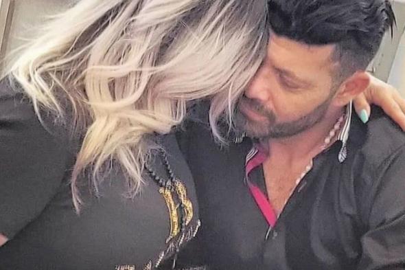 شاهد .. جوليان فرحات يدخل القفص الذهبي وقبلة رومانسية تجمعه بزوجته - بالصور