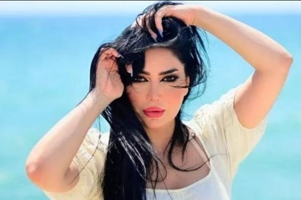 رنا الأبيض الأنتيكا تشارك جمهورها صورة مثيرة علي شط البحر – شاهد