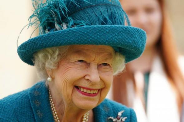 شاهد .. الملكة إليزابيث تلقت خبر وفاة والدها بعد جميع الأشخاص في العالم.. وهذه ردة فعلها