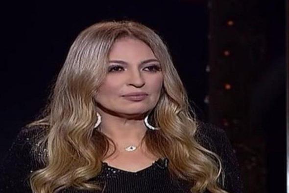 شاهد .. نهلة سلامة تنهار في جنازة والدتها