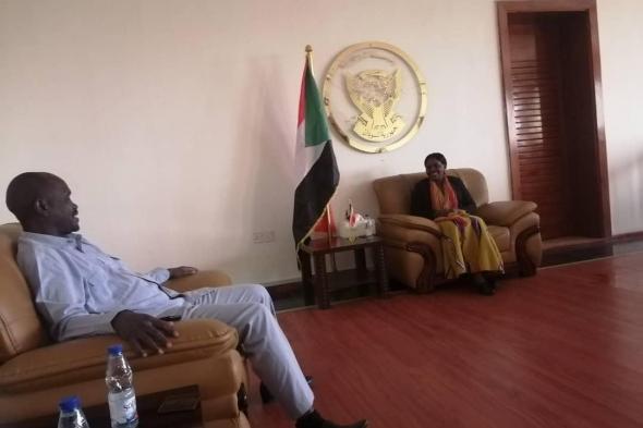 وإلي شرق دارفور يلتقي وزيرة للحكم الاتحادي ويطلعها الاوضاع بالولاية.