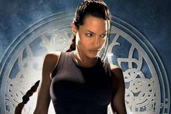 شاهد .. أنجلينا جولي تعتمد نفس الإطلالة في فيلمها Tomb Raider منذ 20 عاماً-بالصور