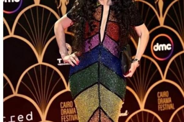 دينا لابسة فستان معمول من ألوان الطيف في مهرجان الدراما – شاهد