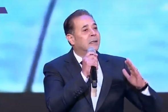مدحت صالح يقدم أغنية ” الله اكبر” في احتفالات نصر أكتوبر أمام الرئيس ” السيسي ” – فيديو