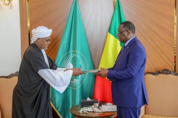 السفير عثمان حسين يقدم أوراق إعتماده للرئيس السنغالي مكي سال
