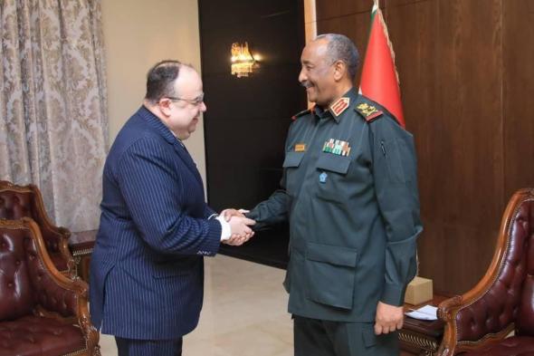 البرهان يمنح السفير المصري وسام النيلين من الطبقة الأولى