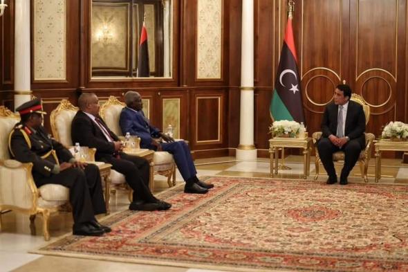 السفير ابراهيم محمد أحمد يقدم أوراق اعتماد سفيرا لدى ليبيا