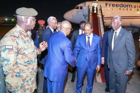 الرئيس الصومالي يتوقف بمطار الخرطوم في طريقه الجزائر 