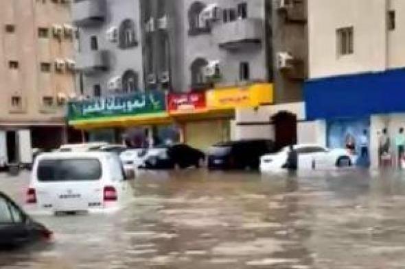 سيول قوية تغرق مدينة جدة السعودية وتدمر مئات السيارات.. فيديو