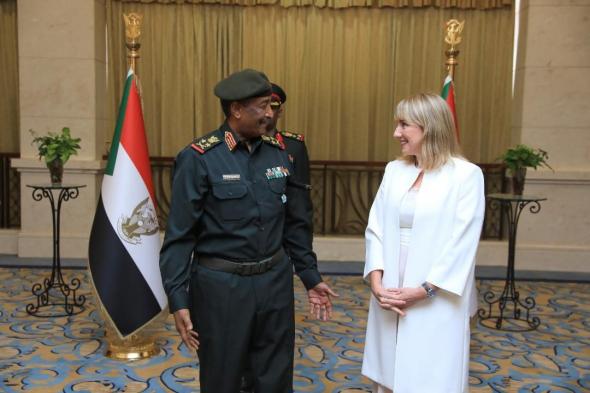 رئيس مجلس السيادة يتسلم أوراق إعتماد سفيرة إيرلندا لدى السودان
