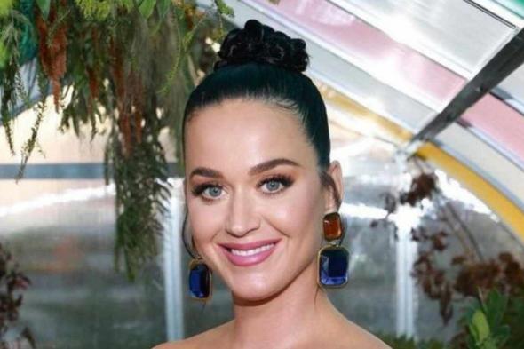 شاهد .. كاتي بيري تتحول إلى جذع زنجبيل... وتصدم الجمهور