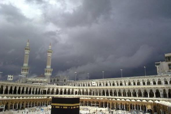 سماء غائمة مع عوالق وأتربة.. أجواء غير مستقرة في مكة والمدينة اليوم