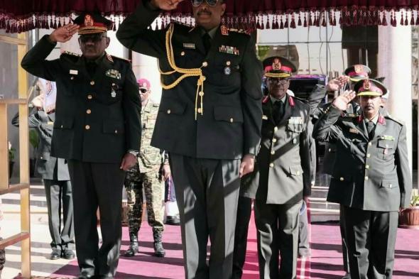 القائدالعام يشرف تخريج دورتي الدفاع الوطني والحرب العليابأكاديميةنميري