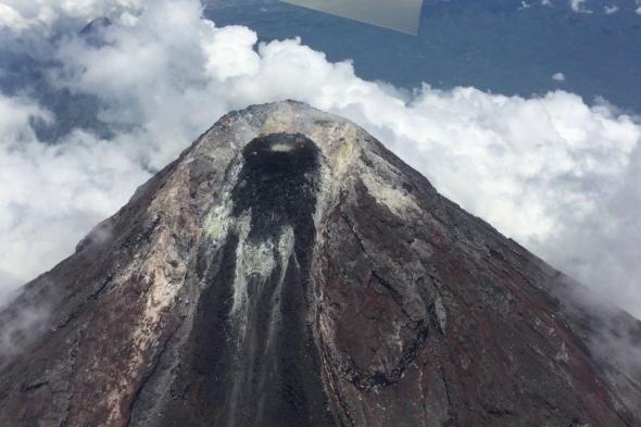 تحطم طائرة بالقرب فوهة بركان في الفلبين ومصرع طاقمها