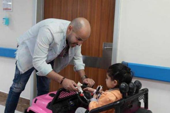 أبو يدخل الفرح على قلب الأطفال بمستشفي أمراض القلب- صور
