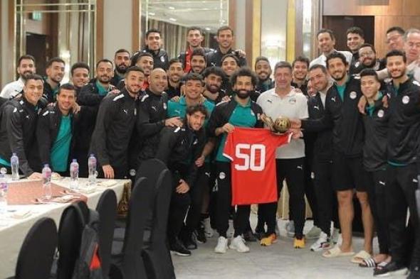 منتخب مصر يحتفل بمحمد صلاح