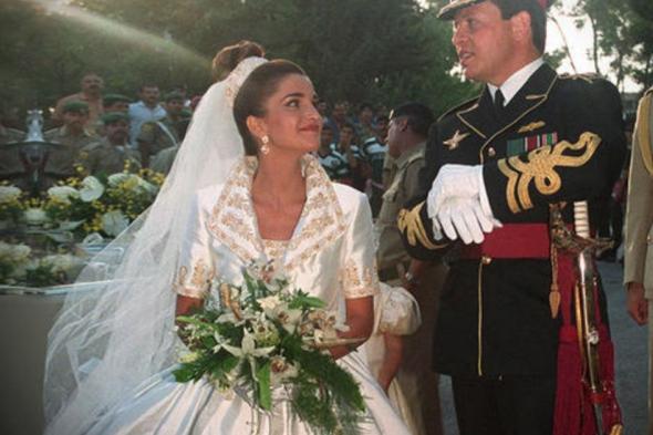شاهد .. مبلغ لن تتوقعوه.. إليكم سعر فستان زفاف الملكة رانيا على الملك عبدالله