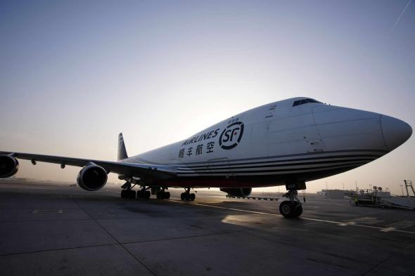 أول طائرة من خطوط “إس إف” الصينية الجوية في مطار أبوظبي الدولي