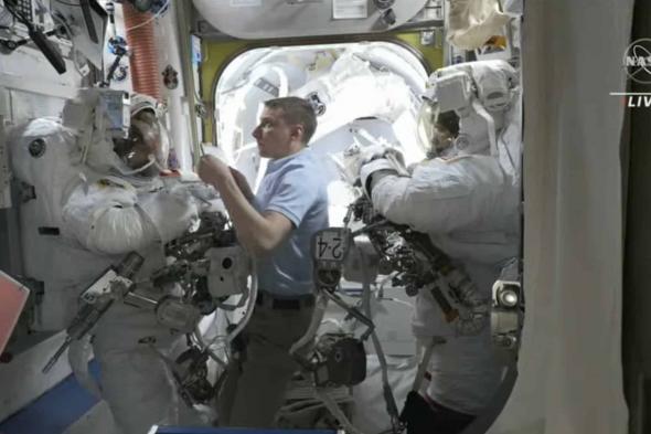 سلطان النيادي وزميله ستيفن بوين يستعدان للمهمة خارج محطة الفضاء الدولية