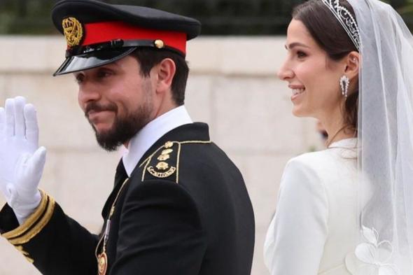 شاهد .. بالصور- فستان زفاف الأميرة رجوة آل سيف الثاني يخيّب الآمال بعد إطلالتها الملكية الأولى