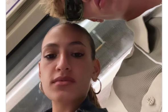 بنت عمرو دياب منزلة صورة جديدة في حضن صديقها : شاهد