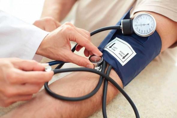 طبيب قلب يحذر .. هذا أسوأ شئ يمكن أن يفعله شخص يعاني من ارتفاع ضغط الدم