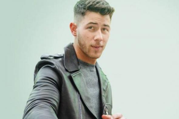 شاهد .. بالصور - نيك جوناس يحقق أمنية محبيه ويعود إلى تسريحة شعره القديمة